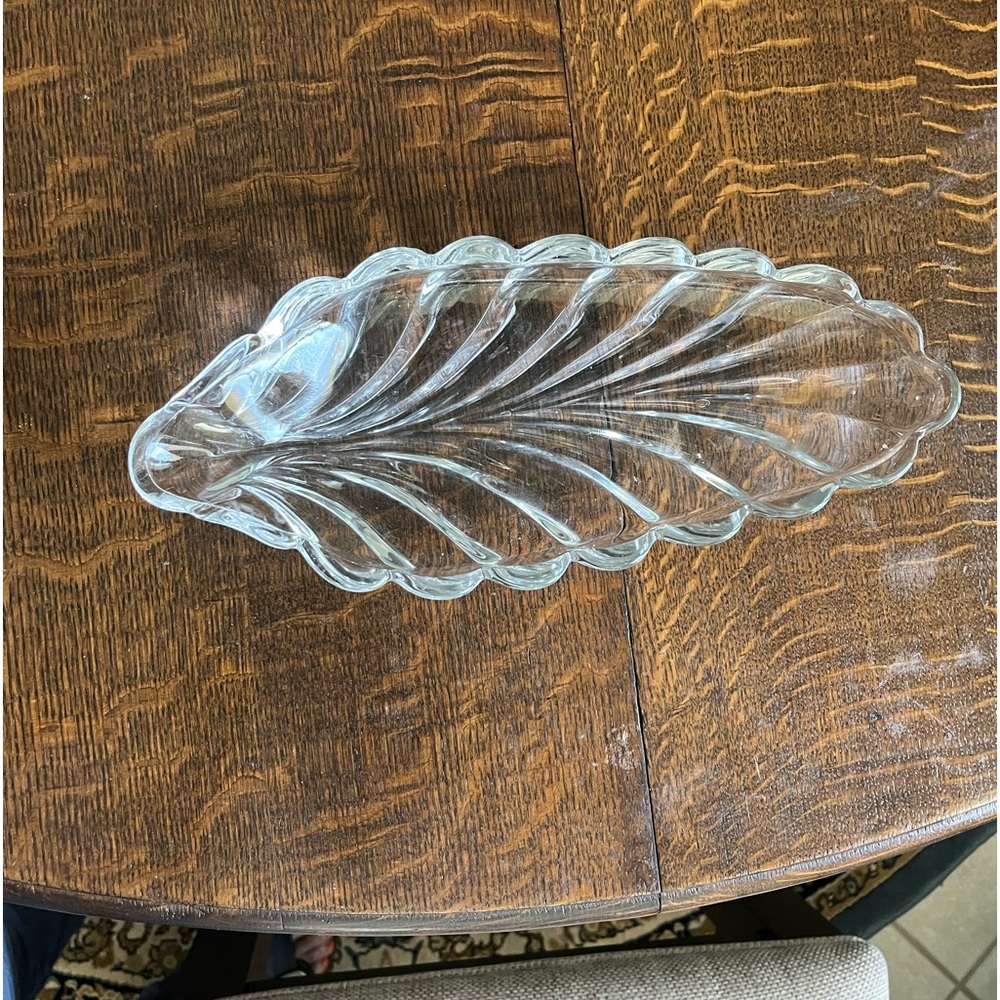 Small glass dish for cookie, in good condition.
